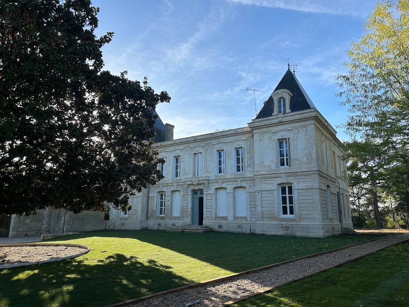 Le Château des Dauphins à Saint-Loubès, lieu de nos formations techniques en drone